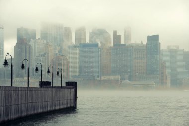 Sisli bir günde New York 'un şehir merkezindeki iş bölgesinde rıhtım var.