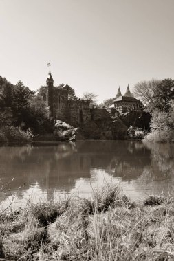 Belvedere Şatosu ve Sonbahar yeşillikleri Central Park 'ta, Manhattan' ın merkezinde.