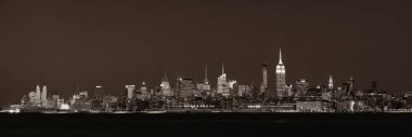 New York şehir merkezi gökdelenleri Hudson Nehri üzerinde geceleri New Jersey 'den izlenen gökdelenler