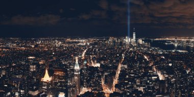 New York City şehir merkezi gökyüzü manzaralı 11 Eylül anma ışıklarıyla..