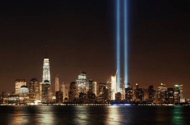 New York şehir merkezi şehir mimarisi gece ve 11 Eylül anma ışığı