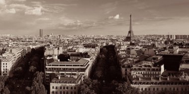 Paris 'in çatı manzarası ufuk çizgisi ve Fransa' nın Eyfel Kulesi manzarası.