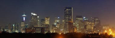 Geceleri Calgary Alberta, Kanada şehir panoraması.