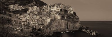 Manarola Akdeniz 'e tepeden bakan binalar Cinque Terre' de gece manzarası, İtalya.