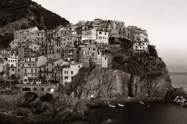 Manarola İtalya 'nın Cinque Terre kentindeki uçurumun üzerindeki binalarla Akdeniz' e tepeden bakıyor..
