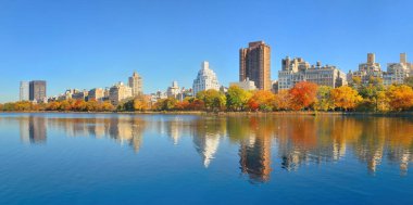 Central Park Manhattan, New York 'ta sonbaharda New York Gölü üzerinde lüks panorama binası.