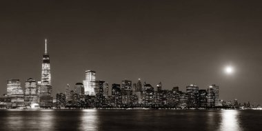 Geceleri New York City 'de ay ile kentsel mimari