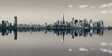 Manhattan şehir merkezi gökdelenleri ile nehir üzerinde yansımaları olan.