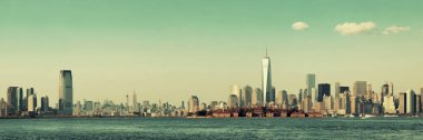 Manhattan şehir merkezi gökdelenleri ile nehir üzerinde.