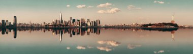 Manhattan şehir merkezi gökdelenleri ile nehir üzerinde yansımaları olan.