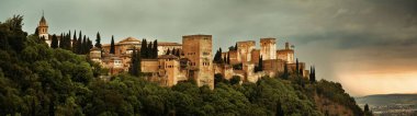 Granada Alhambra İspanya 'daki dağın üzerinden panoramik manzara.