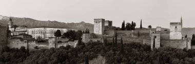 Granada Alhambra İspanya 'daki dağın üzerinden panoramik manzara.