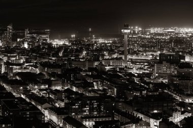 İngiltere 'de İngiltere' deki binalarla Liverpool 'un gökyüzü çatısı gece görüşü