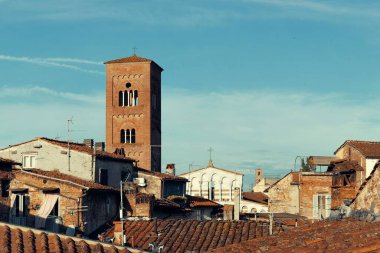 Lucca, İtalya 'da tarihi binaların çatıları olan Chiesa San Pietro Kulesi.