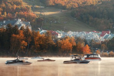 Mont Tremblant, Kanada 'da sabah sisli göl