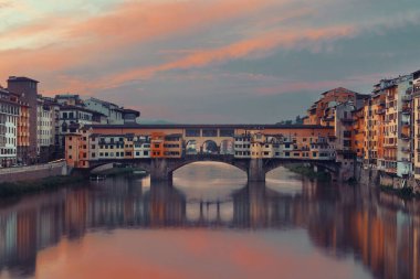 Arno Nehri üzerinde Ponte Vecchio Floransa 'da gün doğumunda.