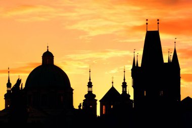 Prag Çek Cumhuriyeti 'ndeki tarihi binaların silueti gün doğumunda