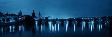 Prag Ufuk Çizgisi ve Çek Cumhuriyeti 'nde gece vakti nehir üzerinden köprü.