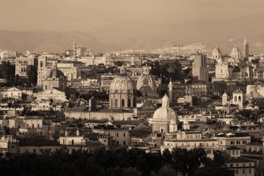 İtalya 'da antik mimari ile Roma çatı manzarası monokrom. 