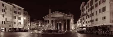 Pantheon gece sokak manzaralı panoramada. İtalya 'nın Roma kentindeki en iyi korunmuş antik Roma binalarından biridir..