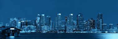San Diego şehir merkezi gökyüzü ve gece su üzerinde ay ışığı