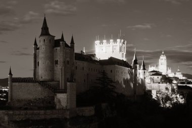 İspanya 'nın ünlü simgesi olarak geceleri Segovia' lı Alcazar.