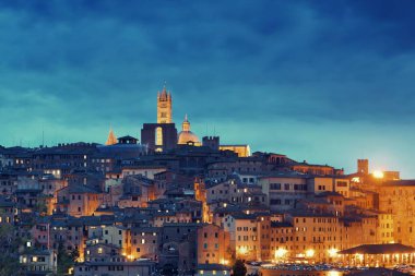 Siena Katedrali ve İtalya 'daki tarihi binaların olduğu ortaçağ şehir silueti manzarası