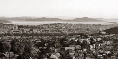 San Francisco şehir merkezi mimarisi dağın tepesinden izleniyor.