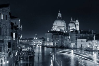 İtalya 'da Venedik Büyük Kanalı gece boyunca açık yollarla dolu..