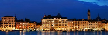 İtalya 'daki tarihi mimari panorama ile Venedik geceleri ufuk çizgisi.