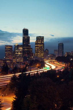 Seattle şehir manzaralı şehir mimarisi ve alacakaranlıkta trafik ışığı yolu.