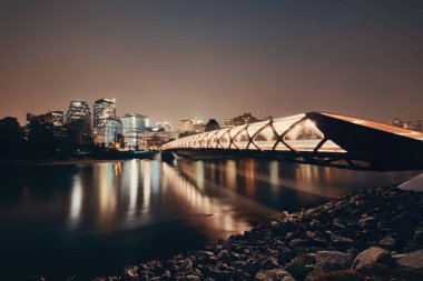 Calgary şehri Barış Köprüsü ve Alberta 'daki şehir merkezi gökdelenleri ile geceleyin, Kanada.