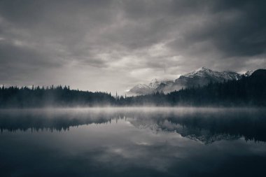 Herbert Gölü buzullarla dolu sisli bir sabah ve Kanada Banff Ulusal Parkı 'nda yansıması var.