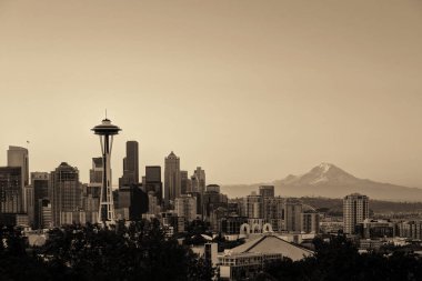 Gün batımında Seattle City gökdeleninde Kerry Park 'tan şehir içi ofis binaları görülüyor..