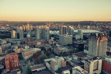 Gün batımında kentsel mimari ile Vancouver çatı manzarası.