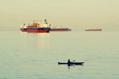 Vancouver 'da gün doğumunda kargo gemisi denizde ve kanoda..
