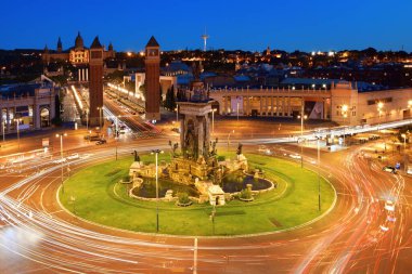 Placa Espanya 'da yoğun trafik ve Barselona İspanya' da muazzam bir çeşme