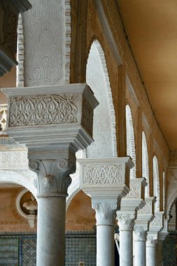 Casa de Pilatos İspanya, Seville 'deki sütun üzerinde güzel desenler ve süslemeler..