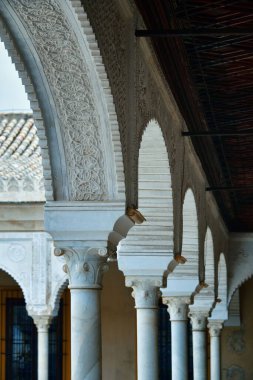 İspanya, Sevilla 'da güzel desenleri ve dekorasyonu olan Casa de Pilatos avlusu..