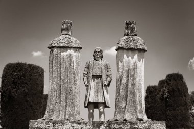 Hristiyan krallar Ferdinand, Isabella ve Kristof Kolomb 'un heykeli Cordoba, İspanya' daki Alcazar bahçesinde..