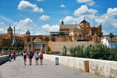 İspanya 'daki Cordoba Camii-Katedrali ile yaya ve köprü.. 