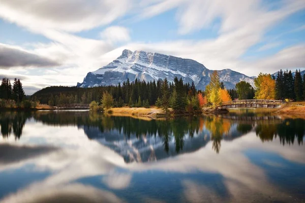 加拿大班夫国家公园内有雪山和倒水的杰克湖 — 图库照片