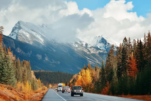 Kanada Daki Banff Ulusal Parkı Nda Araba Yolda — Stok fotoğraf