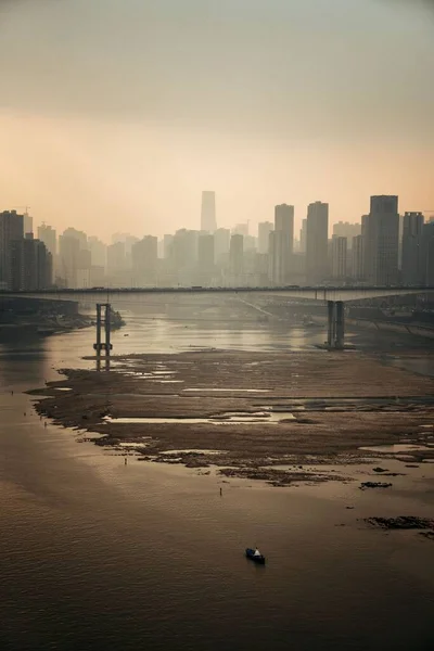 Γέφυρα Και Αστικά Κτίρια Μια Ομιχλώδη Ημέρα Στο Chongqing — Φωτογραφία Αρχείου