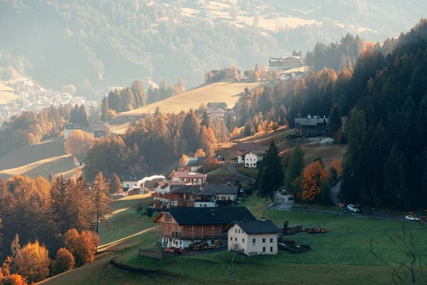 Edificios Pueblo Dolomitas Norte Italia —  Fotos de Stock