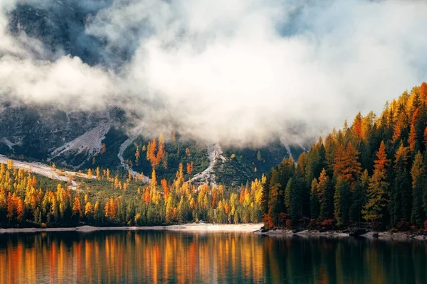 Dolomiter Naturliga Landskap Med Färgglada Sjö Dimma Norra Italien — Stockfoto
