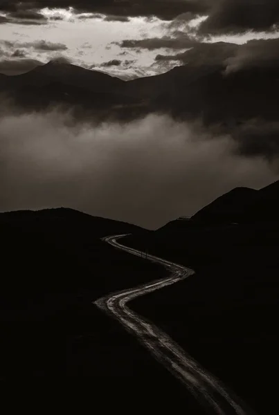 이탈리아 북부의 꼬불꼬불 안개가 풍경을 — 스톡 사진