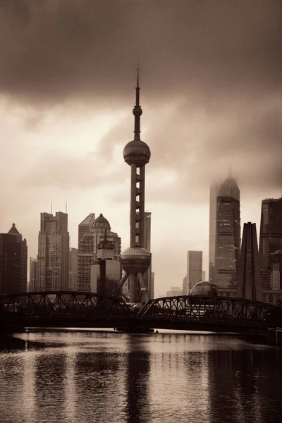 Shanghai Vista Skyline Città Con Cielo Coperto Riflessi Dell Acqua — Foto Stock