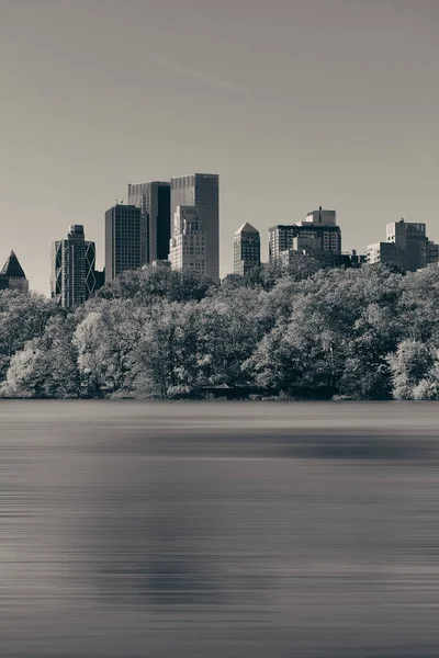 位于纽约市曼哈顿湖畔的中央公园秋天和市中心的天际线 — 图库照片