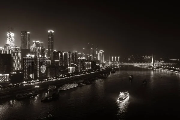Vista Aérea Edifícios Urbanos Barco Skyline Cidade Noite Chongqing — Fotografia de Stock